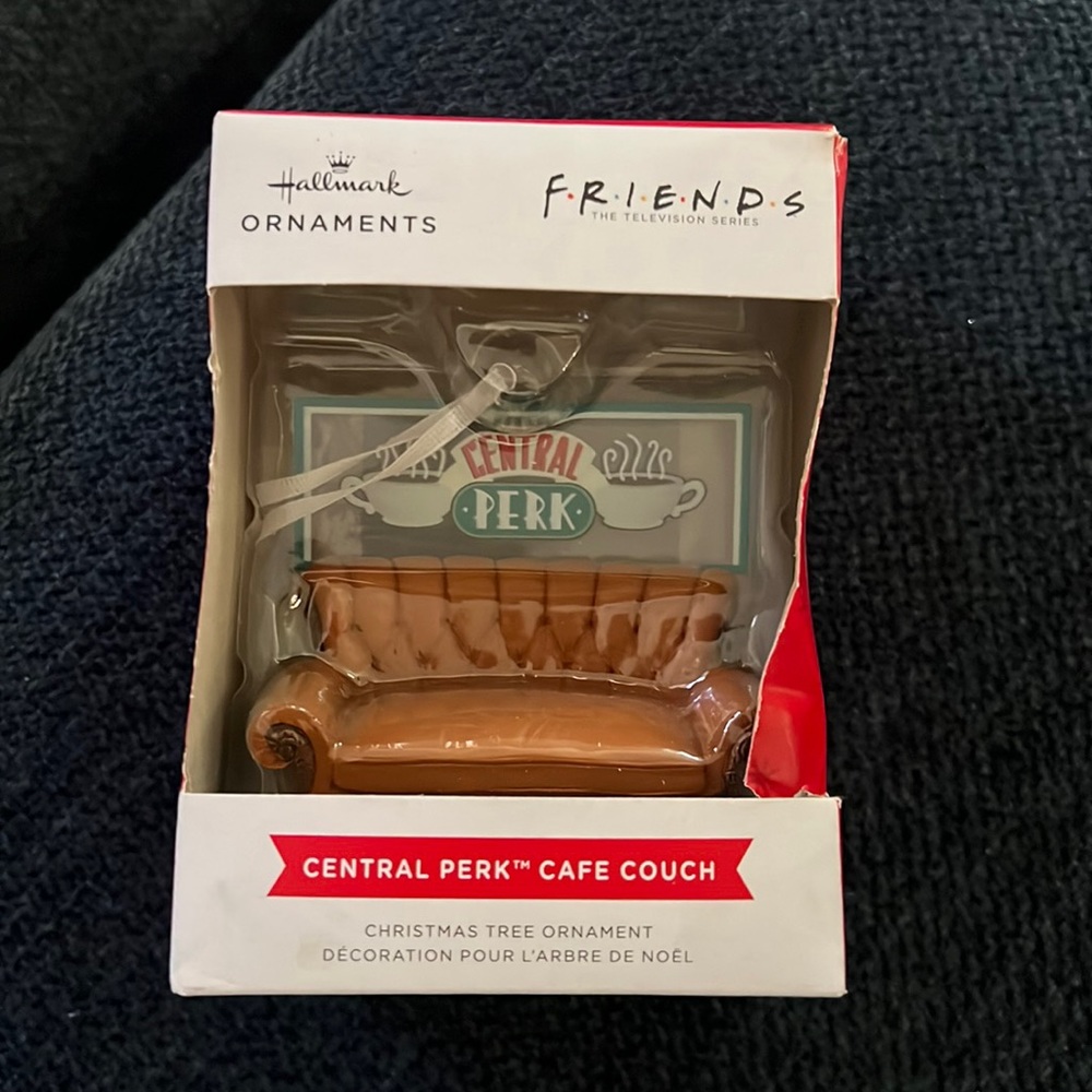 FRIENDS COUCH CENTRAL‎ PERK ORNAMENT